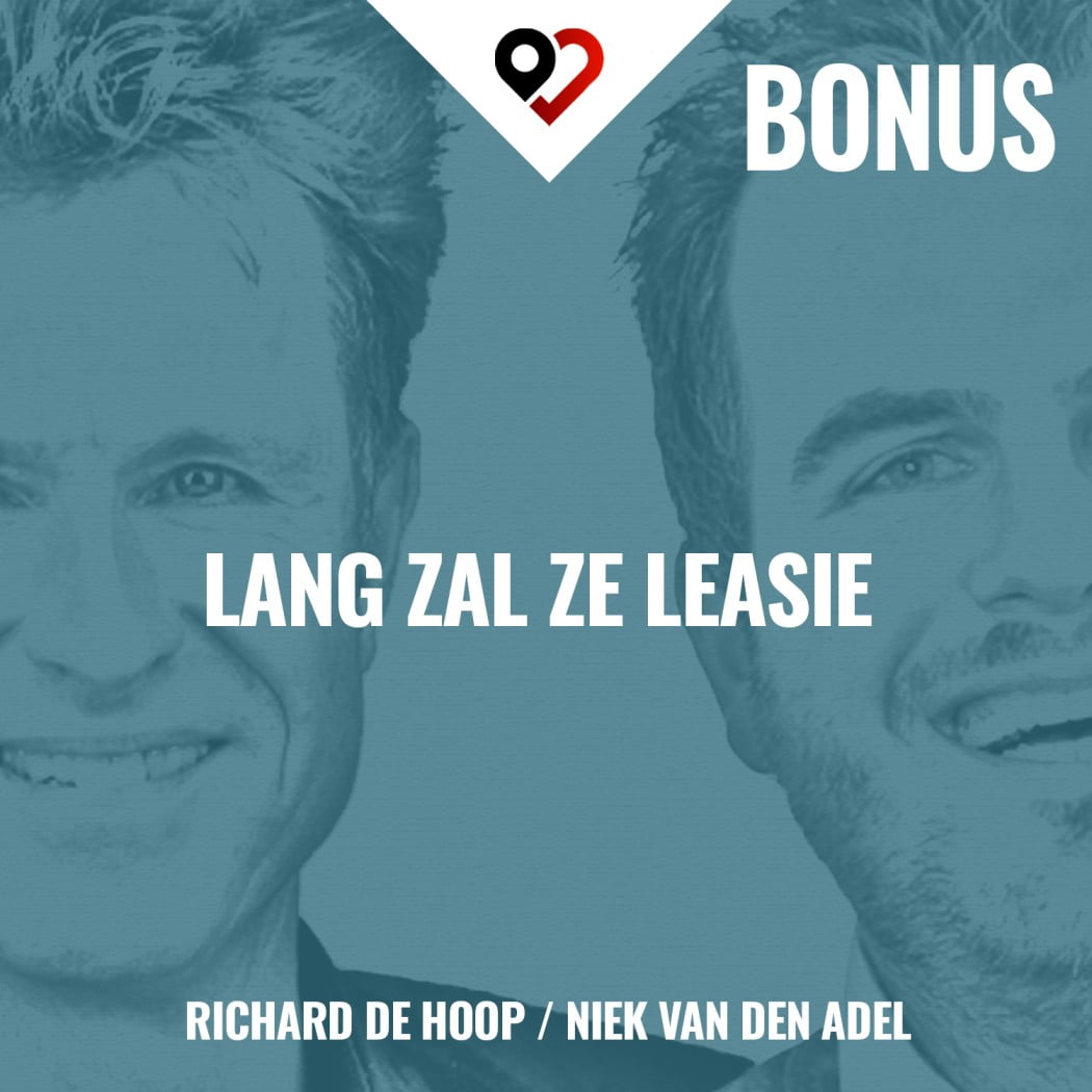 Foto van de bonus podcastaflevering "lang zal ze laesie" door Richard de Hoop en Niek van den Adel