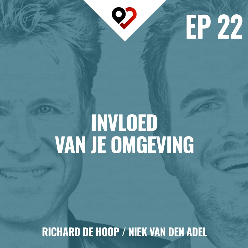 foto van 'De moeite waard' podcast met Richard de Hoop en Niek van den Adel