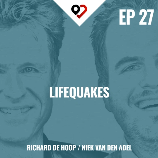 Foto van aflevering 27 - lifequakes van 'de moeite waard' podcast met Richard de hoop en Niek van den Adel