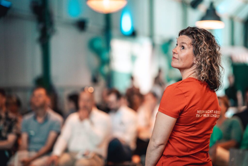 Marlene Stiekema aan het spreken over veerkracht tijdens het Team Heartbeats event