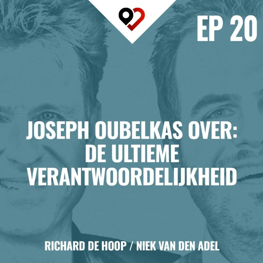 Foto van De Moeite Waard podcast met Richard de Hoop en Niek van den Adel en gastspreker Joseph Oubelkas.