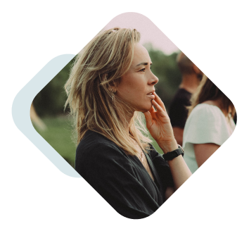 Deelneemster aan het nadenken tijdens een team energizer van Team Heartbeats