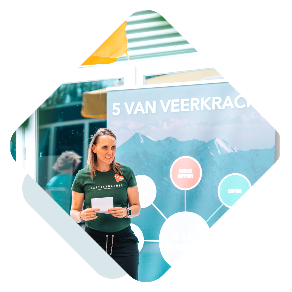 Trainer van Team Heartbeats aan het spreken over de vijf van veerkracht