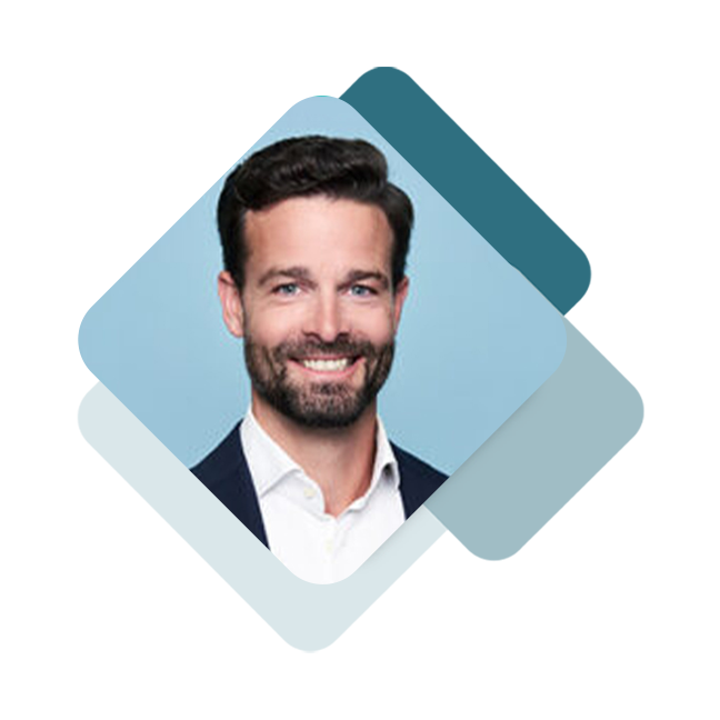 Een man met een baard glimlacht voor een blauwe achtergrond en toont zijn veerkracht en teamontwikkeling.