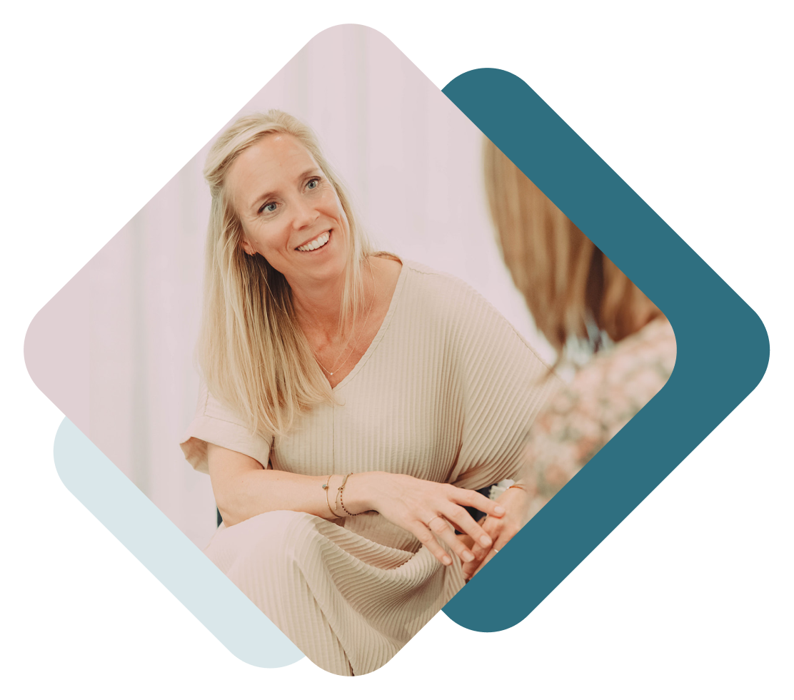 Een vrouw geeft gratis coaching aan een andere vrouw op een plein.