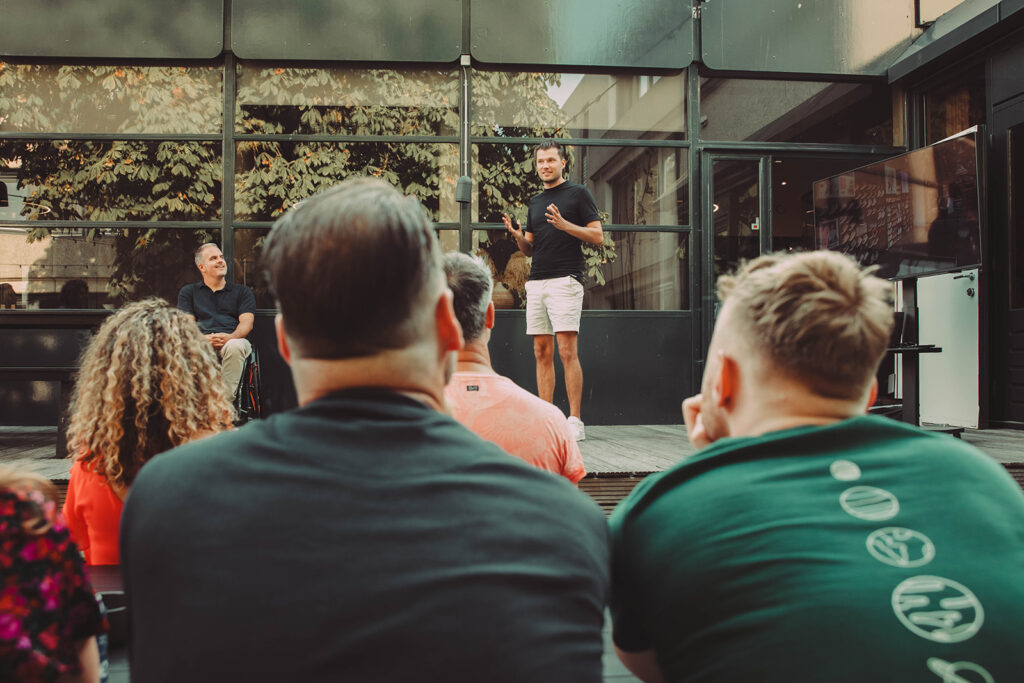 Een man geeft voor een groep mensen een presentatie over het Vacatures-team.