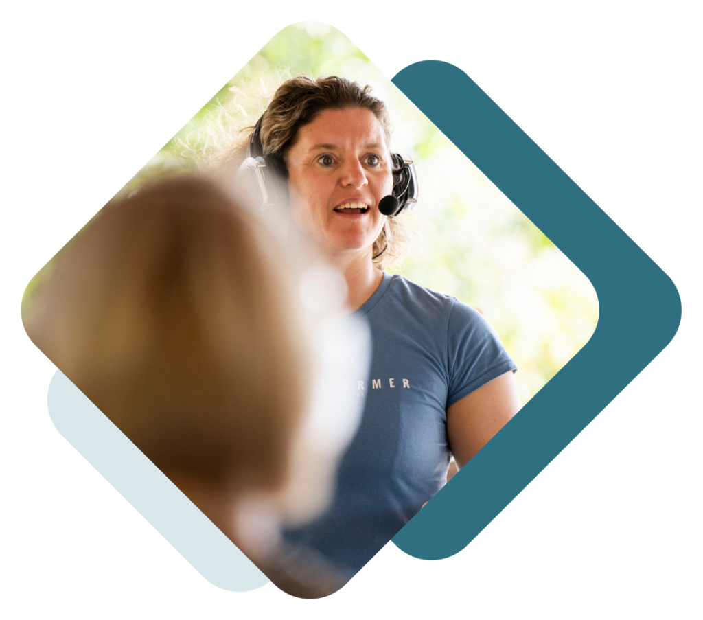 Een vrouw praat met een vrouw in een blauw shirt.