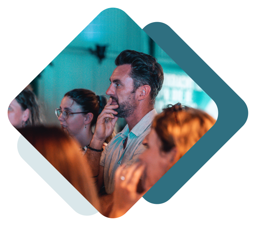 Een groep mensen op een evenement over veerkracht