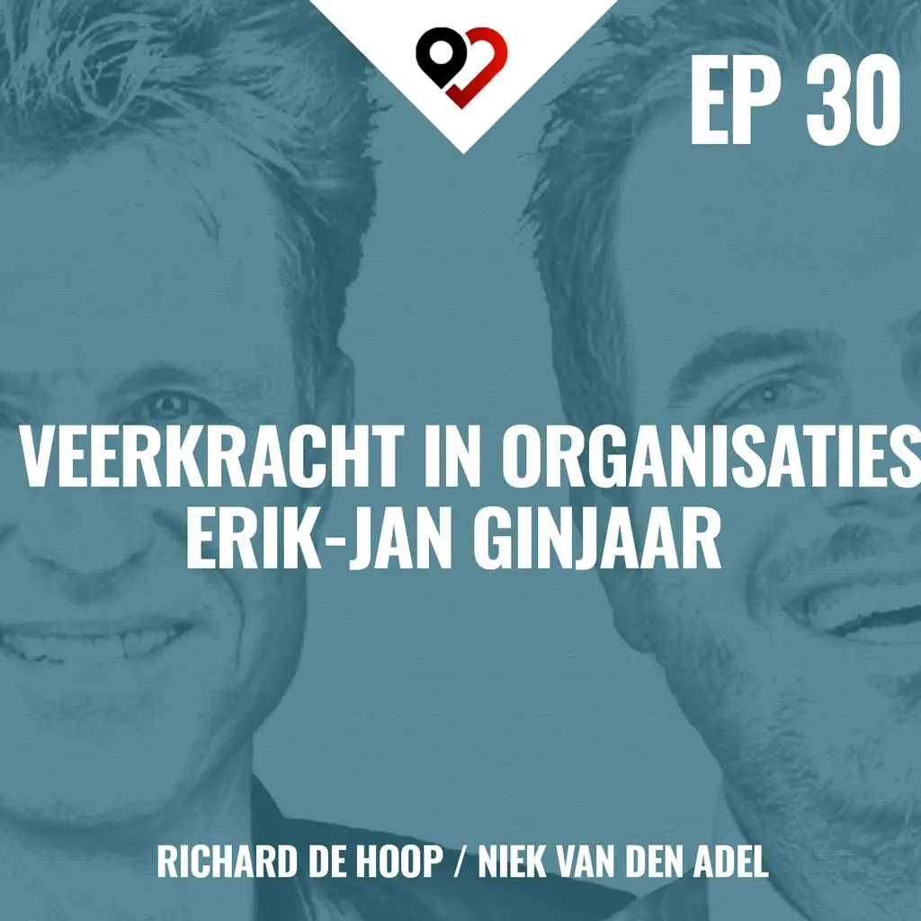 Foto van de 30e podcastaflevering van "De Moeite Waard" met Erik-Jan Ginjaar als gast bij Richard de Hoop en Niek van den Adel
