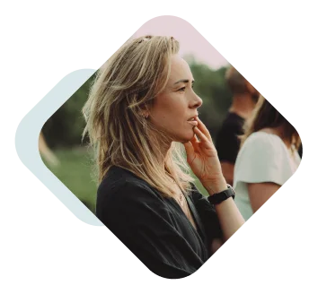 Deelneemster aan het nadenken tijdens een team energizer van Team Heartbeats