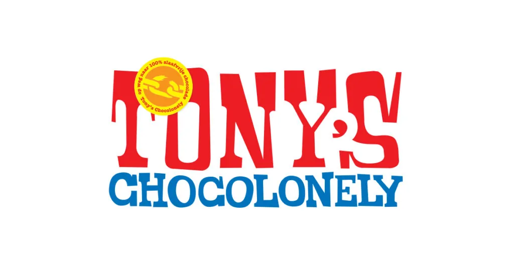 Tony's Chocolonely-logo in rode en blauwe letters, met een gele cirkelvormige stempel in de linkerbovenhoek met een chocoladereep, de woorden "100% slaafvrije chocolade" en het symbool van Veerkracht - veerkracht tegen onrecht.